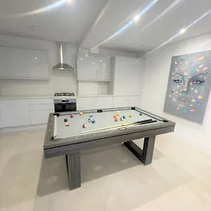 https://brand-new-build-4-bed-stunner.brighton-hotels-england.com
