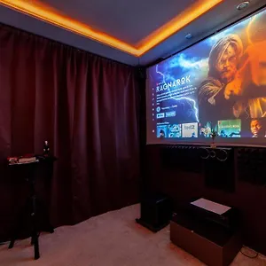 https://2bed-garden-house-w-hot-tub-sauna-cinema-room.brighton-hotels-england.com